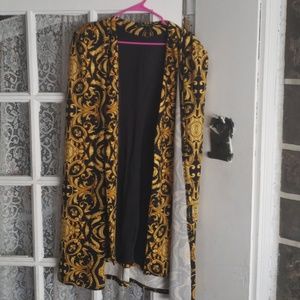 😍😍Gorgeous Black and Gold Cape😍😍